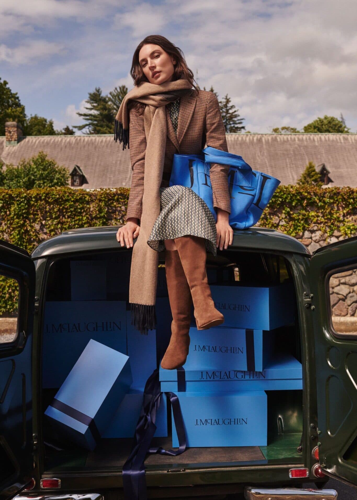 This Vibrant Blue Is the Perfect Partner for Fall's Rich Neutrals