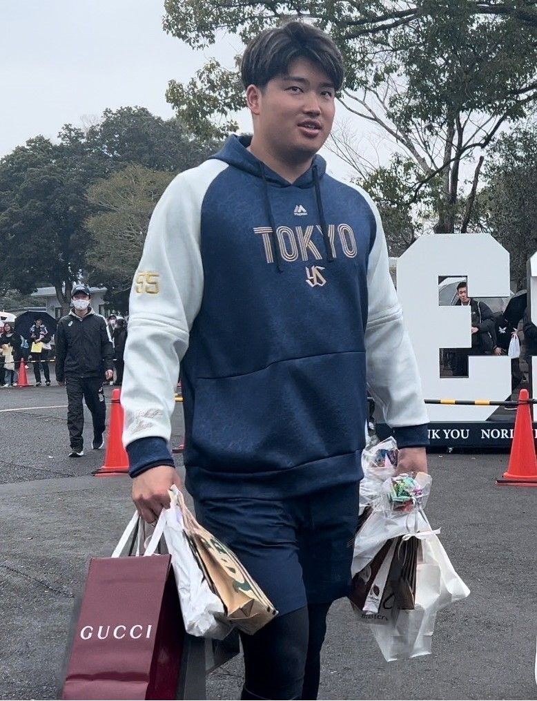 ヤクルト】村上宗隆25歳バースデー ファンからも多くのプレゼント