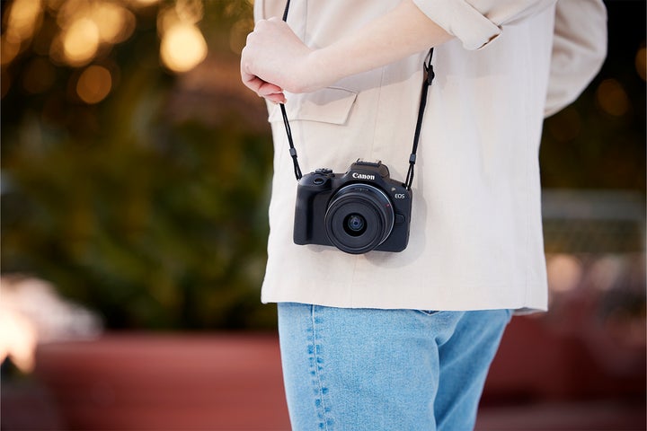 EOS Rシリーズ最小・最軽量のミラーレスカメラ“EOS R100”を発売 カメラ